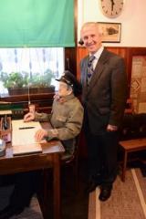 Slavko Tanšek ob lutki svojega očeta, nekdaj skladiščnika v šentjurski železniški postaji